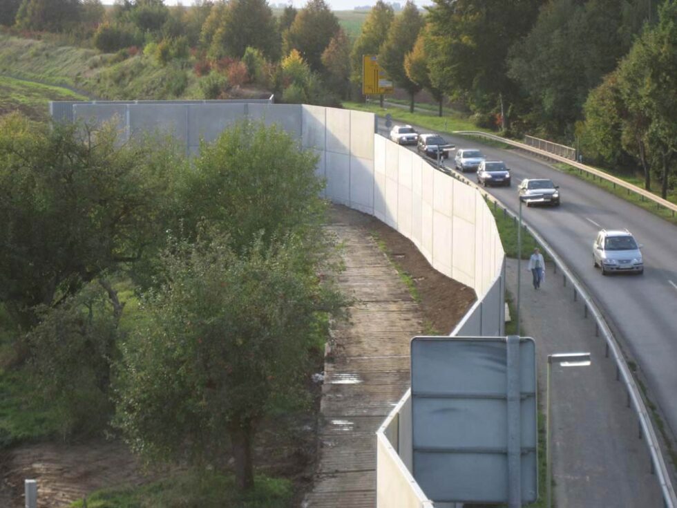 Lärmschutzwände, Berliner Verbau, Industriebau, PfahlgründungLSW 61184 Karben Kloppenheim Umgehungsstraße beidseitig schallreflektierende, betongraue Betonelemente Luftaufnahme