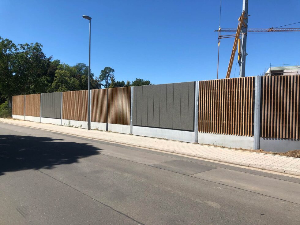 LSW 67292 Kirchheimbolanden Morschheimer Strasse abwechselnd hochabsorbierende Betonelemente betongrau mit Lärchenholzelementen Straßenseite