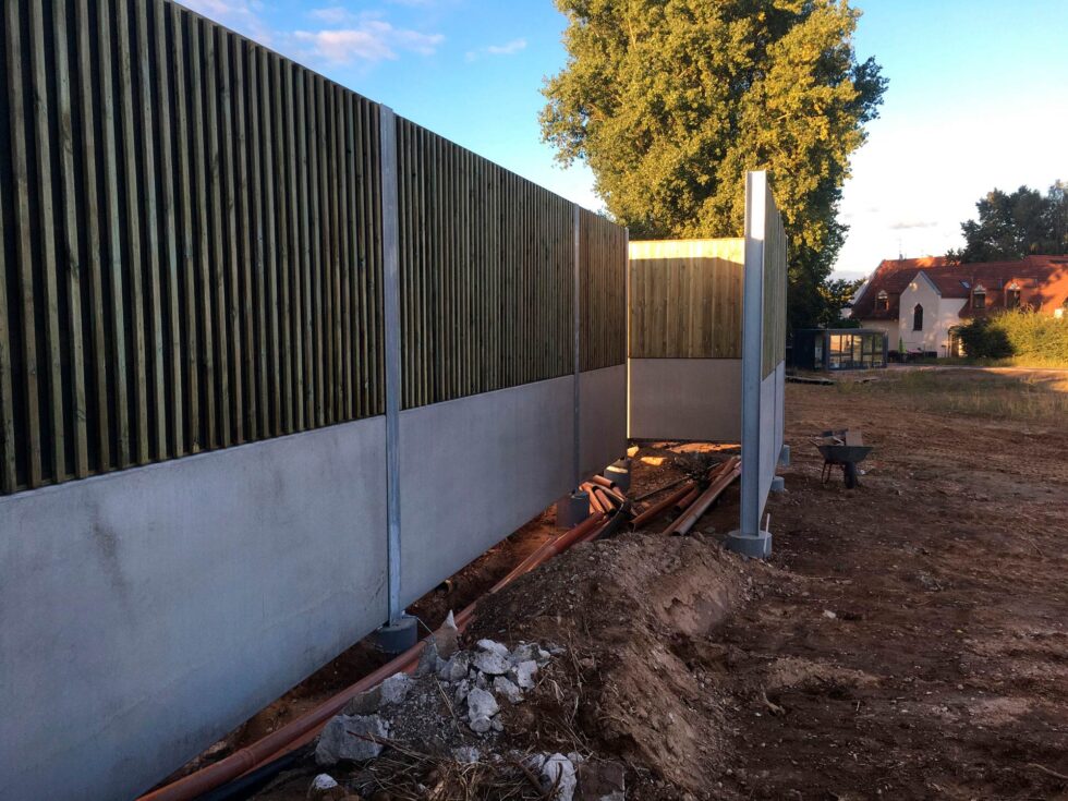 LSW 55129 Mainz Hechtsheim Betonsockel teilweise als Stützwand mit Kesseldruckimprägnierten Nadelholzelementen hochabsorbierend Wandhöhe 3m Wandlänge ca 220m